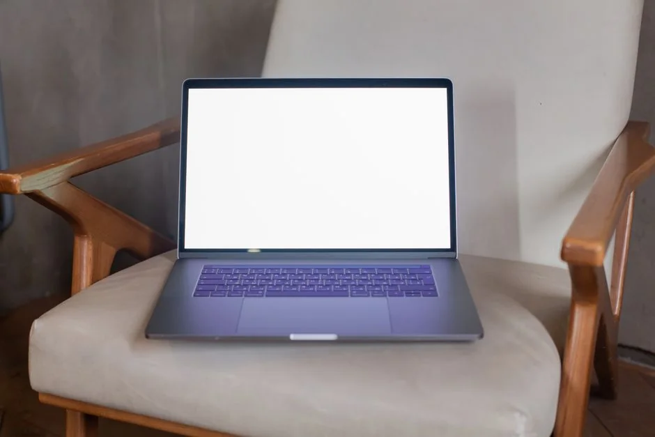 Un espace de travail moderne avec deux écrans d’ordinateur affichant des projets de design web, soulignant la technologie et la productivité.