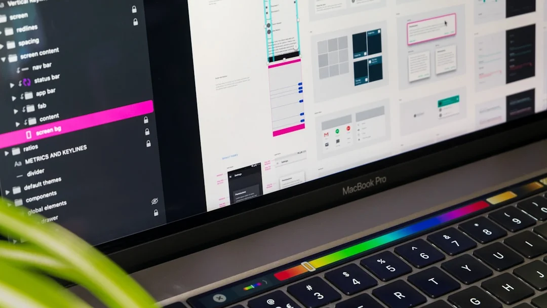 Un bureau élégant et épuré mettant en scène des appareils Apple : iMac, MacBook et iPad.